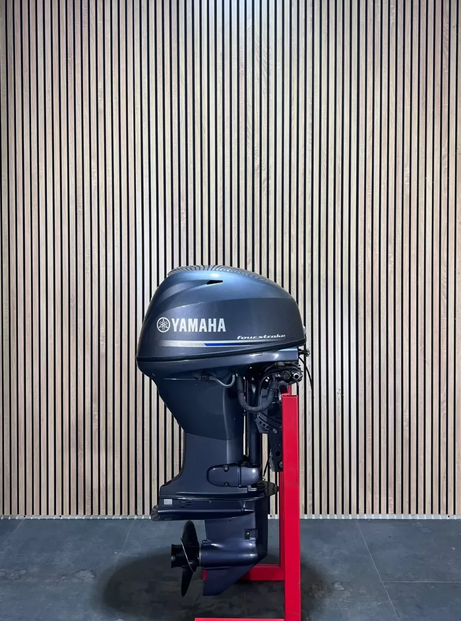Yamaha F40 EFI outboard engine